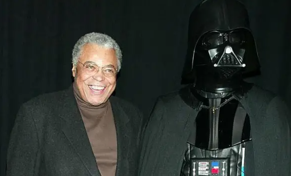 Adiós a una Leyenda: James Earl Jones, la Voz de Darth Vader, Fallece a los 93 Años